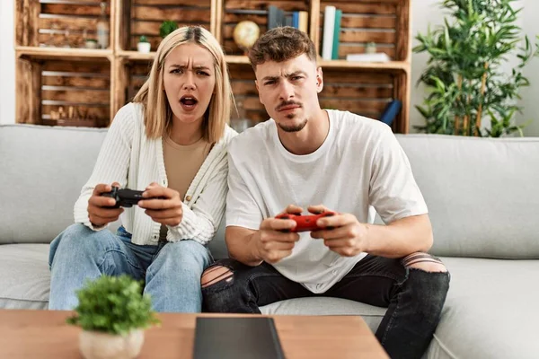 Joven Pareja Caucásica Concentrada Jugando Videojuegos Casa — Foto de Stock