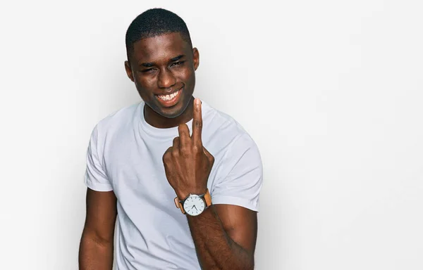 Junger Afrikanisch Amerikanischer Mann Lässigem Weißen Shirt Winkt Hier Geste — Stockfoto