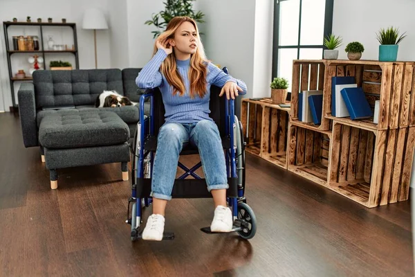 Evinde Tekerlekli Sandalyede Oturan Genç Güzel Bir Kadın Kulağına Fısıldayarak — Stok fotoğraf