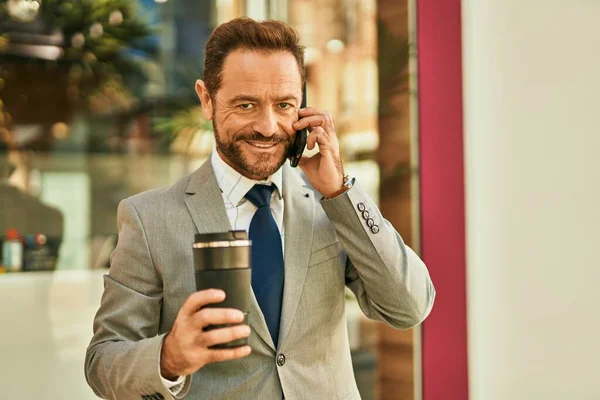 Orta Yaşlı Işadamı Akıllı Telefondan Konuşuyor Şehirde Kahve Içiyor — Stok fotoğraf