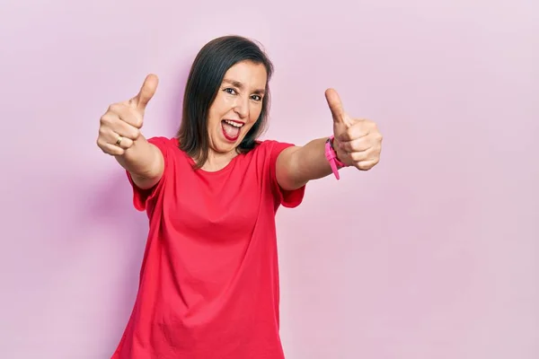 Middelbare Leeftijd Spaanse Vrouw Dragen Casual Kleding Goedkeuren Doen Positieve — Stockfoto