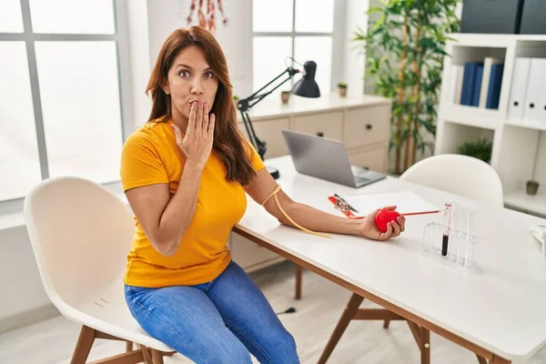 Mulher Hispânica Doando Sangue Cobrindo Boca Com Mão Chocado Com — Fotografia de Stock