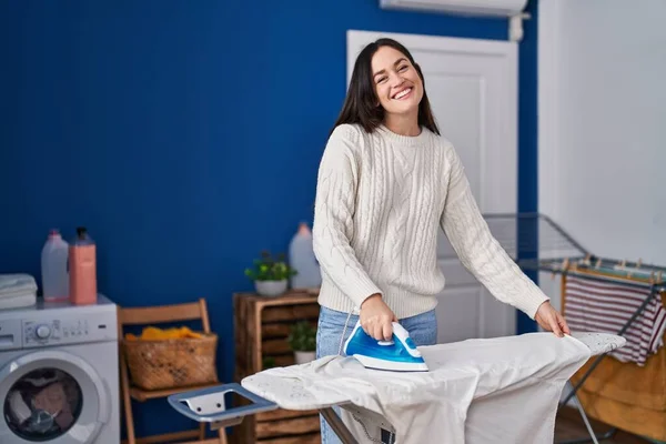 Mujer Joven Sonriendo Ropa Planchar Confiada Sala Lavandería —  Fotos de Stock