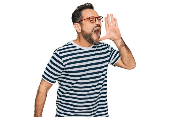 中世の男はカジュアルな服や眼鏡を着て大声で叫び 口の中で手で横に大声で叫ぶ コミュニケーションの概念 — ストック写真