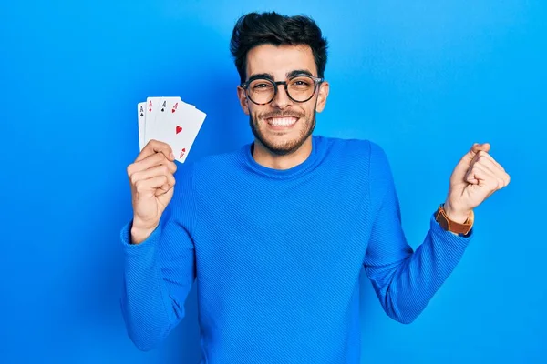 Poker Oynayan Genç Spanyol Adam Gururla Bağırıyor Zaferi Başarıyı Kutluyor — Stok fotoğraf