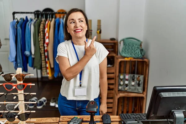 Güzel Orta Yaşlı Spanyol Bir Kadın Perakende Mağazasında Yönetici Olarak — Stok fotoğraf