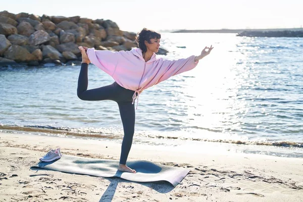 Mujer Joven Entrenando Ejercicio Yoga Pie Junto Mar —  Fotos de Stock