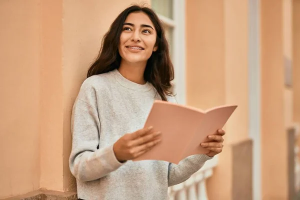 Jovem Estudante Oriente Médio Menina Sorrindo Livro Leitura Feliz Cidade — Fotografia de Stock