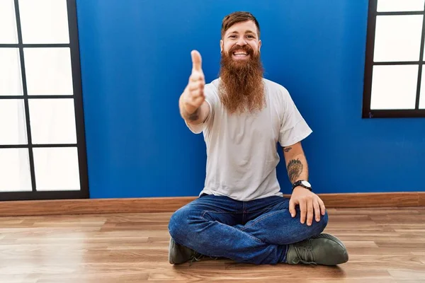 Redhead Man Long Beard Sitting Floor Empty Room Smiling Friendly — Stockfoto