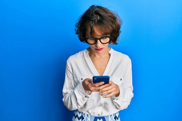 Junge Brünette Frau Mit Smartphone Skeptisch Und Nervös Und Runzelt — Stockfoto