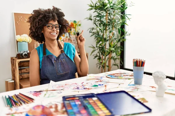 Mulher Americana Africana Bonita Com Pintura Cabelo Afro Estúdio Arte — Fotografia de Stock