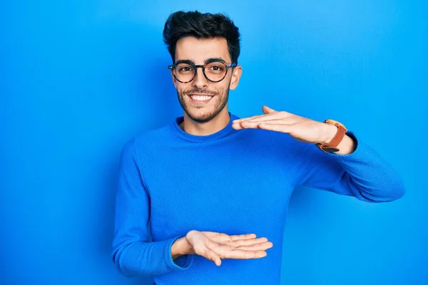 Young Hispanic Man Wearing Casual Clothes Glasses Gesturing Hands Showing — Stock Photo, Image