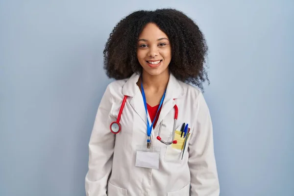 Junge Afrikanisch Amerikanische Frau Arztuniform Und Stethoskop Zwinkert Die Kamera — Stockfoto