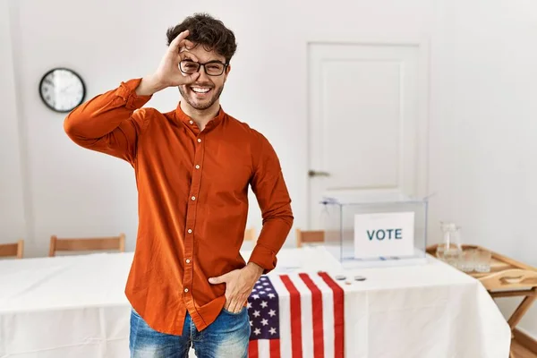 Hispanic Man Standing Election Room Doing Gesture Hand Smiling Eye — Stockfoto