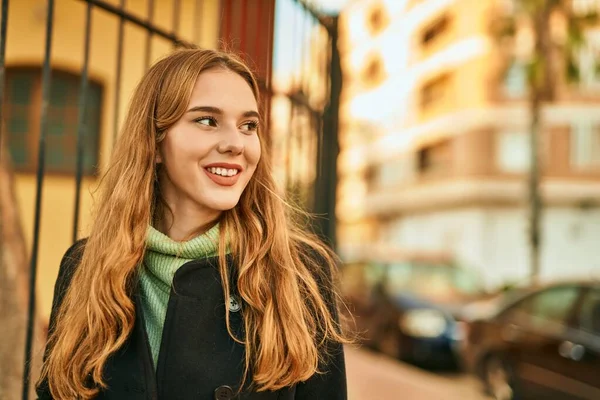 Giovane Ragazza Bionda Sorridente Felice Piedi Alla Città — Foto Stock