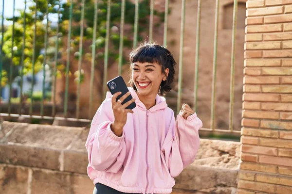 Giovane Donna Utilizzando Smartphone Con Espressione Vincitore Strada — Foto Stock