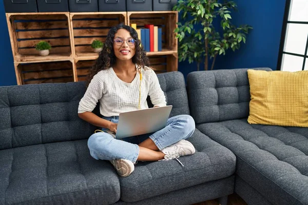 年轻的拉丁女人 使用笔记本电脑躺在家里的沙发上 — 图库照片