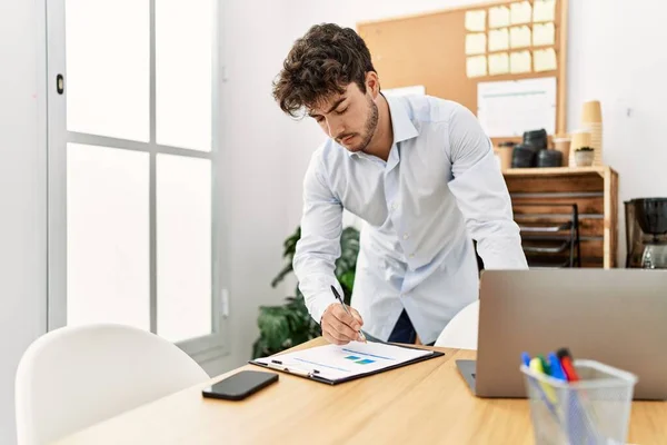 Young Hispanic Businessman Serious Expression Working Office — Stock Photo, Image