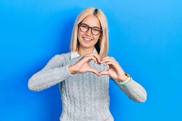 Beautiful Blonde Woman Wearing Glasses Smiling Love Doing Heart Symbol — 스톡 사진