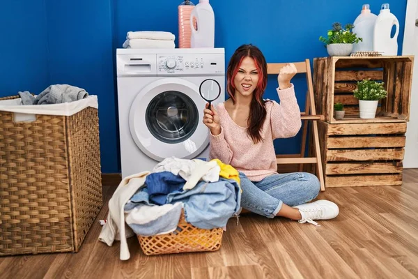 Kirli Çamaşırlarda Leke Aramak Için Büyüteç Kullanan Beyaz Bir Kadın — Stok fotoğraf