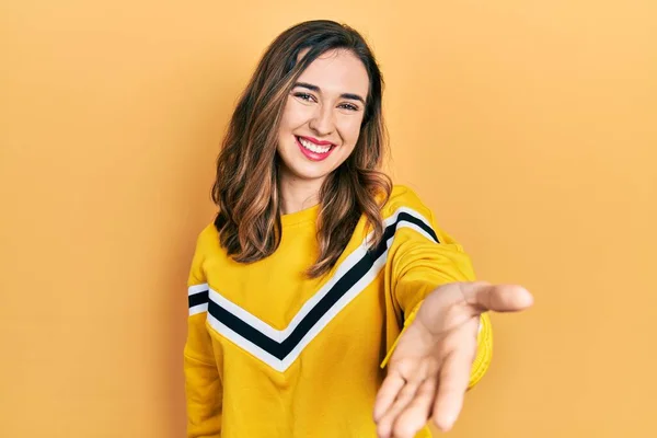 Νέοι Ισπανόφωνοι Κορίτσι Φορώντας Casual Ρούχα Χαμογελώντας Χαρούμενα Προσφέροντας Χέρι — Φωτογραφία Αρχείου