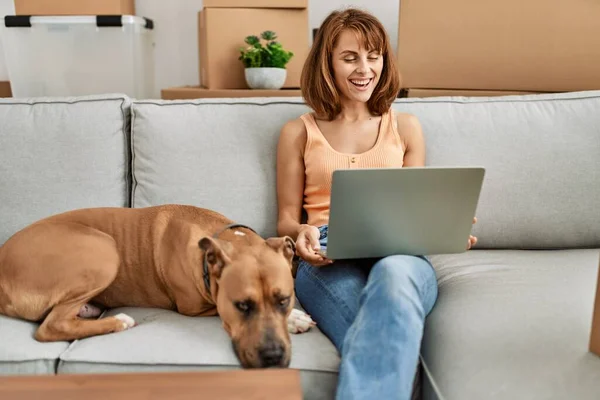 Jovem Caucasiana Tendo Videochamada Sentada Sofá Com Cão Casa — Fotografia de Stock