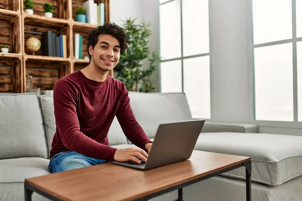 Jovem Hispânico Usando Laptop Sentado Sofá Casa — Fotografia de Stock