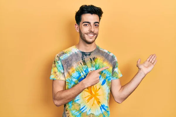 Gündelik Kıyafetler Giyen Genç Spanyol Adam Kameraya Hayret Ediyor Gülümsüyor — Stok fotoğraf