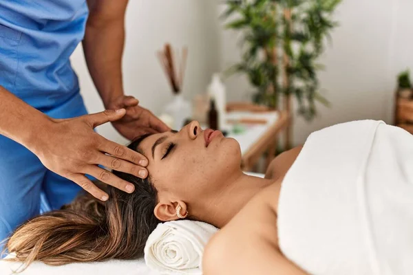 Donna Reciving Massaggio Alla Testa Centro Bellezza — Foto Stock