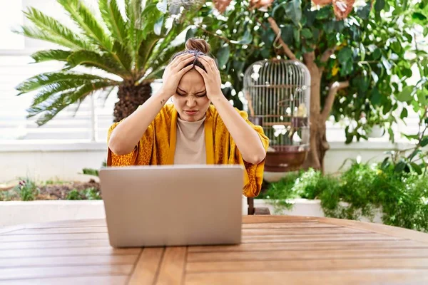 Bella Giovane Donna Bruna Che Utilizza Computer Portatile Seduto Sulla — Foto Stock