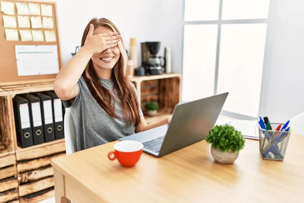 Junge Brünette Frau Büro Mit Laptop Lächelnd Und Lachend Mit — Stockfoto