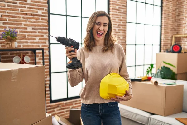 Mujer Joven Sosteniendo Taladro Nuevo Hogar Guiño Mirando Cámara Con —  Fotos de Stock