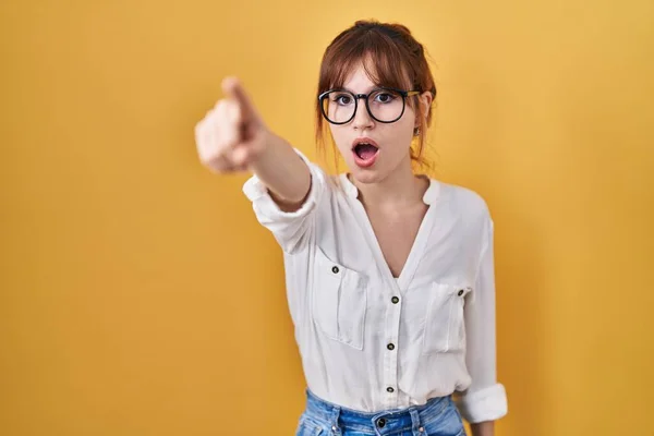 Jovem Mulher Bonita Vestindo Camisa Casual Sobre Fundo Amarelo Apontando — Fotografia de Stock