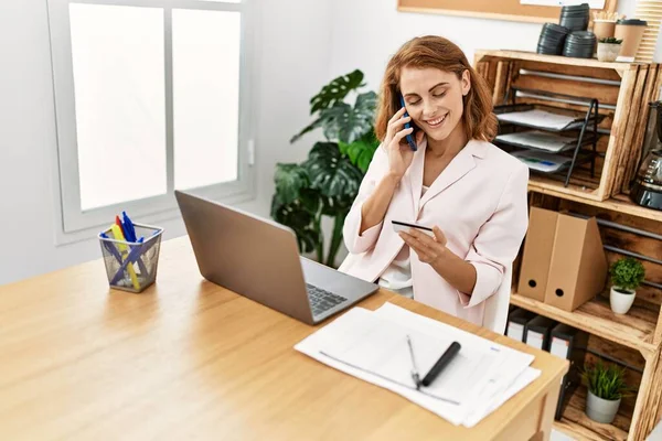 Ofisteki Kredi Kartıyla Akıllı Telefondan Konuşan Beyaz Bir Kadını — Stok fotoğraf