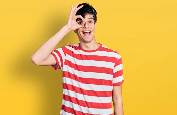 Schöner Junger Hipster Lässigem Gestreiftem Shirt Der Mit Lächelnder Hand — Stockfoto