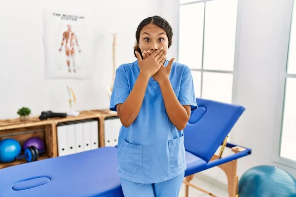 Vacker Latinamerikansk Sjukgymnast Kvinna Smärta Återhämtning Klinik Chockad Täcka Munnen — Stockfoto