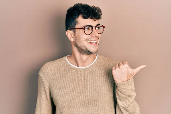 Jovem Hispânico Vestindo Roupas Casuais Óculos Sorrindo Com Rosto Feliz — Fotografia de Stock