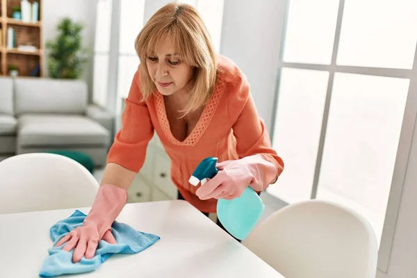 Frau Mittleren Alters Lächelt Glücklich Beim Putzen Mit Diffusor Und — Stockfoto