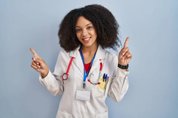Junge Afrikanisch Amerikanische Frau Arztuniform Und Stethoskop Lächelt Selbstbewusst Und — Stockfoto
