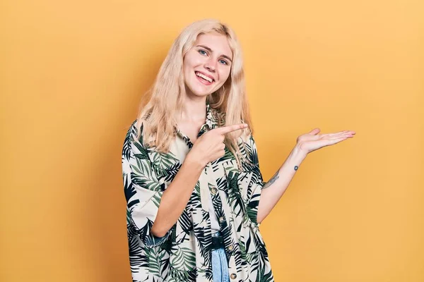 Beautiful Caucasian Woman Blond Hair Wearing Tropical Shirt Amazed Smiling — Stock Photo, Image