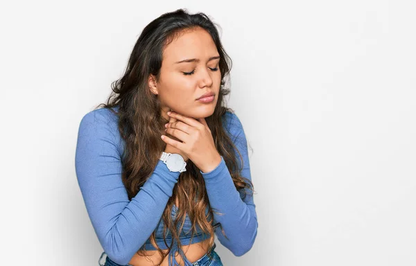 Junge Hispanische Mädchen Lässiger Kleidung Berühren Schmerzhaften Hals Halsschmerzen Für — Stockfoto