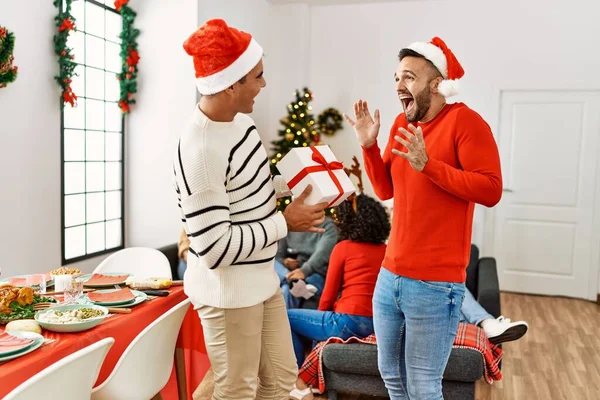 Group Young People Christmas Meeting Man Surprising Gift Other Guy — Stock Photo, Image