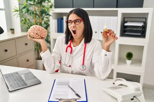 Ung Latinamerikansk Läkare Kvinna Håller Hjärnan Och Cbd Olja Arg — Stockfoto