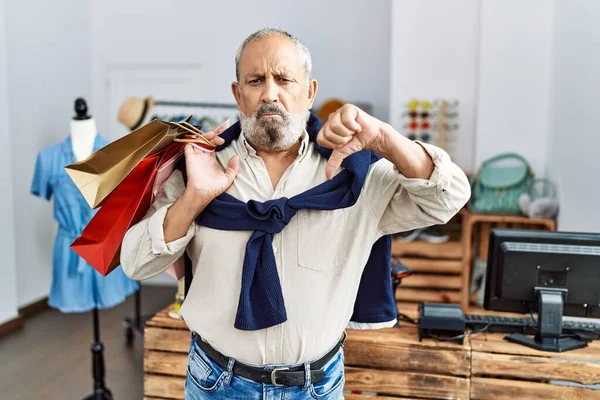 Przystojny Starszy Mężczyzna Trzymający Torby Zakupy Butiku Wściekłą Twarzą Negatywny — Zdjęcie stockowe