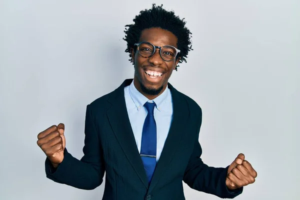 Jovem Afro Americano Vestindo Terno Negócios Gritando Orgulhoso Celebrando Vitória — Fotografia de Stock