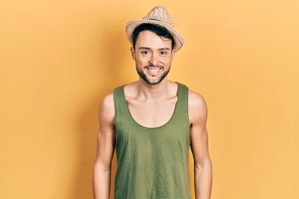 Молодий Іспаномовний Чоловік Літньому Капелюсі Щасливою Прохолодною Посмішкою Обличчі Щаслива — стокове фото