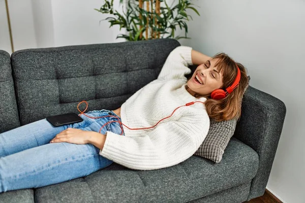 Jeune Femme Caucasienne Écoutant Musique Couchée Sur Canapé Maison — Photo