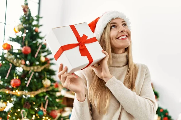 Junge Blonde Frau Mit Geschenk Steht Hause Weihnachtsbaum — Stockfoto