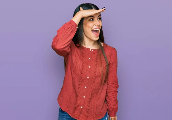 Mujer Hispana Joven Vistiendo Ropa Casual Muy Feliz Sonriente Mirando —  Fotos de Stock