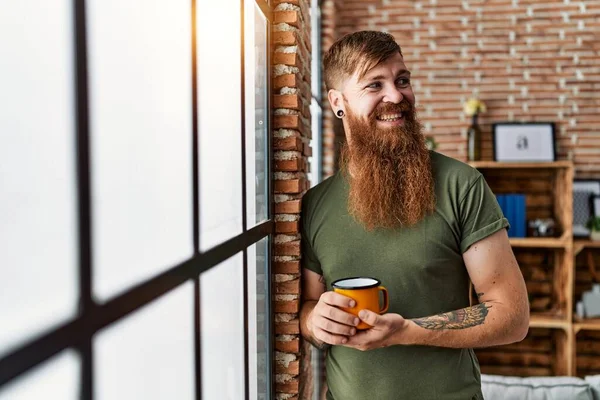 Giovane Rossa Uomo Sorridente Sicuro Bere Caffè Casa — Foto Stock